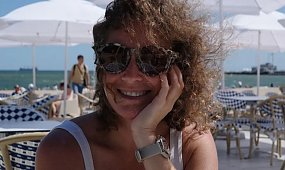 Monika Mrozowska pręży ciało nastolatki na sopockiej plaży. Wygląda jak siostra swoich dzieci [zdjęcia]