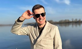 Rzadki widok: Rafał Mroczek pokazał młodszą o 13 lat żonę na ślubie. Fani w szoku: "Ale ślicznotka"