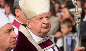 Kardynał Dziwisz nie stawił się w sądzie. Zasłania się jednym powodem, internauci bez litości: "Wstyd"