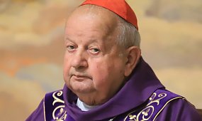 Sąd grozi kardynałowi Dziwiszowi policją, a ten przypomina o swoich przywilejach. Kto ma rację w tym sporze?