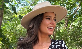 Anna Mucha wypięła rozgogolony dekolt w drapieżnej panterce. Fani są zgodni: "Prawdziwa bogini" [zdjęcia]