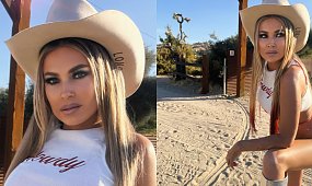 54-letnia Carmen Electra wypięła rozgogolony tył na ranczu. W skąpym monokini wygląda jak ratowniczka ze "Słonecznego Patrolu" [zdjęcia]