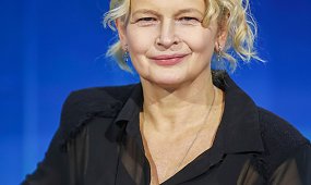 Dominika Ostałowska pokazała archiwalne zdjęcie topless wśród kwiatów. Fani zachwyceni: "Uosobienie lata" [zdjęcie]