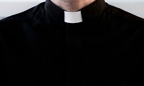 Urzędnicy aż przetarli oczy ze zdumienia! Zakonnik zażywał kąpieli słonecznej w stroju adamowym [szczegóły]