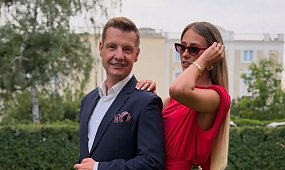 Rafał Mroczek z żoną na weselu Brzozowskiego. Magdalena przyćmiła pannę młodą? Fani patrzą tylko na jedno [zdjęcia]
