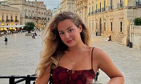 Wiktoria Gąsiewska w różowym bikini pręży muskuły. Fani nie gryzą się w język: "Bogini" [zdjęcia]