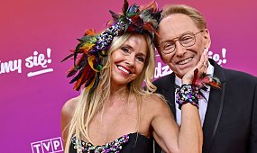 Jacek Borkowski i jego młodsza o 24 lata żona dokazują na ściance TVP. Jeden szczegół jej stroju skradł show [zdjęcia]