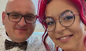 "Mama na obrotach" wrzuciła rozkoszne kadry sprzed lat. Archiwalne zdjęcia z mężem zszokowały jej fanów