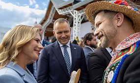 Nawroccy zabrali syna na dożynki. Nastolatek skradł show, fani patrzą na jeden szczegół [zdjęcia]