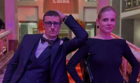 Mateusz Damięcki z żoną zrobili furorę na premierze "Lalki". Niezwykły widok [zdjęcia]
