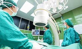 Noworodek wypadł lekarzowi z rąk na podłogę. Sąd zdecydował w sprawie medyka