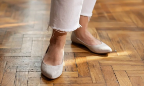 Mokasyny, baleriny czy trampki? Jak dobrać płaskie buty do kroju spodni?