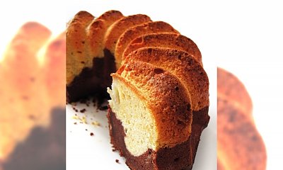 Piaskowa babka marmurkowa z kawą