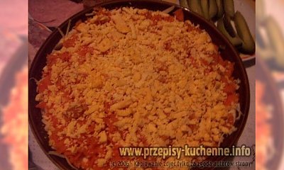 Sałatka warstwowa z żółtym serem i papryką