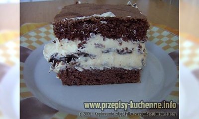 Biszkopt ciemny ze śliwkami kalifornijskimi