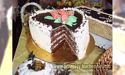 Tort czekoladowy z kremem cappuccino w kształcie serca