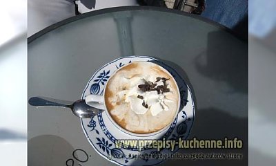Pyszna kawa z bitą śmietanką