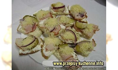 Kanapki z serem żółtym i cebulą czerwoną