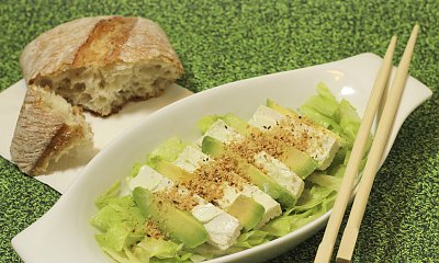 Sałatka z tofu naturalnego i makaronu ryżowego