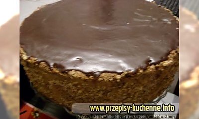 Tort orzechowy z polewą czekoladową