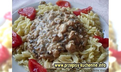 Makaron z sosem z filetem kurczaka