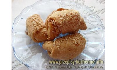 Drożdżowe rogaliki z sezamem
