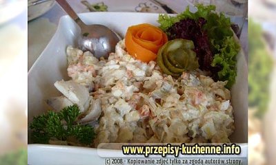 Sałatka jarzynowa ze śledziem i selerem