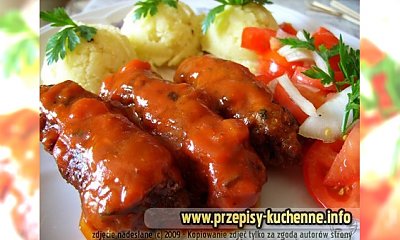 Kiełbaski smyrneńskie w sosie pomidorowym - soudzoukakia