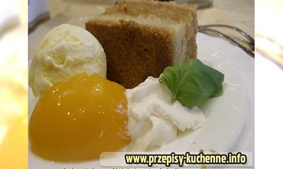Szarlotka na ciepło z lodami i bitą śmietaną