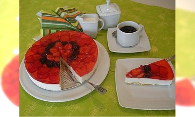 Śmietankowy sernik na zimno z owocami