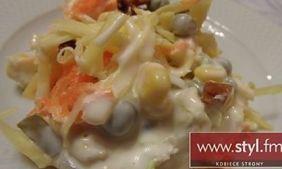 Sałatka warstwowa z żółtym serem i boczkiem