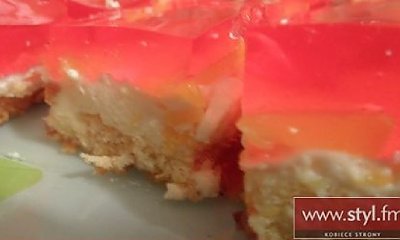 Biszkopt z owocami i galaretką