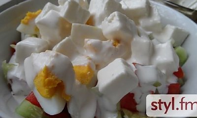 Sałatka z serem feta i sosem