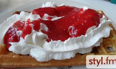 Smaczne i pyszne gofry z truskawkami