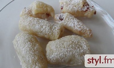 Małe rureczki z dżemem z ciasta francuskiego