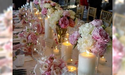 Świece na stole weselnym