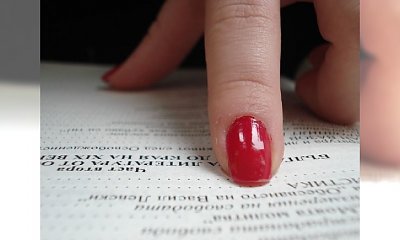 Czy przy regularnym stosowaniu ciemnych lakierów płytka ciemnieje na zawsze?