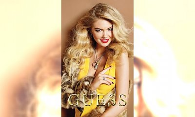 Uśmiechnięta biżuteria Guess