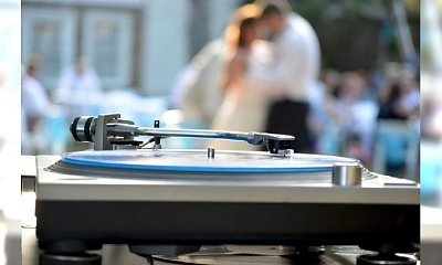 Dj czy zespół muzyczny na przyjęciu weselnym?