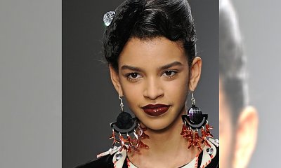 Mocny akcent na usta na pokazie Holly Fulton