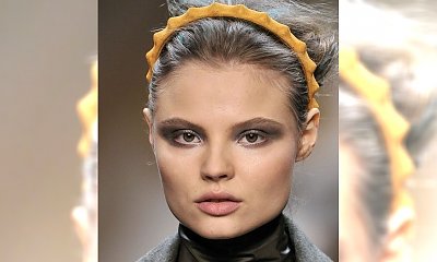 Kolorowe opaski na pokazie Fendi