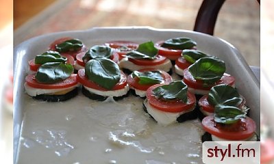 Sałatka z cukinii i pomidorowów z plasterkami mozzarelli