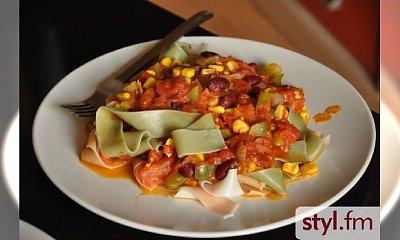 Makaron z sosem pomidorowym i fasolą