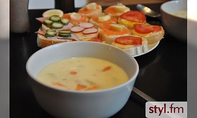 Kremowa zupa ze szparagów z wędzonym łososiem
