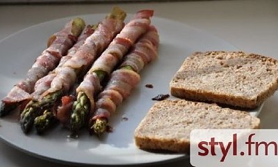 Szparagi zawijane boczkiem