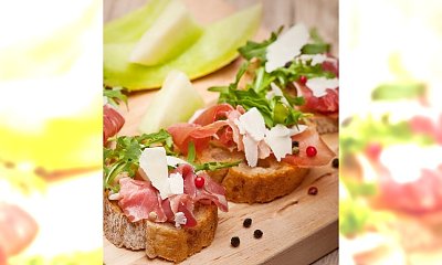 Przekąska z wędliną i sosem musztardowo-paprykowym