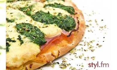 Pizza ze szpinakiem i mozzarellą