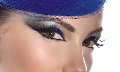 Trendy w makijażu oka: błękit