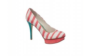 Buty na pierwszym planie
