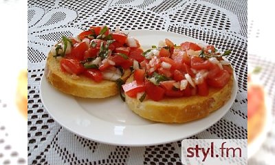 Klasyczna bruschetta z pomidorami i bazylią